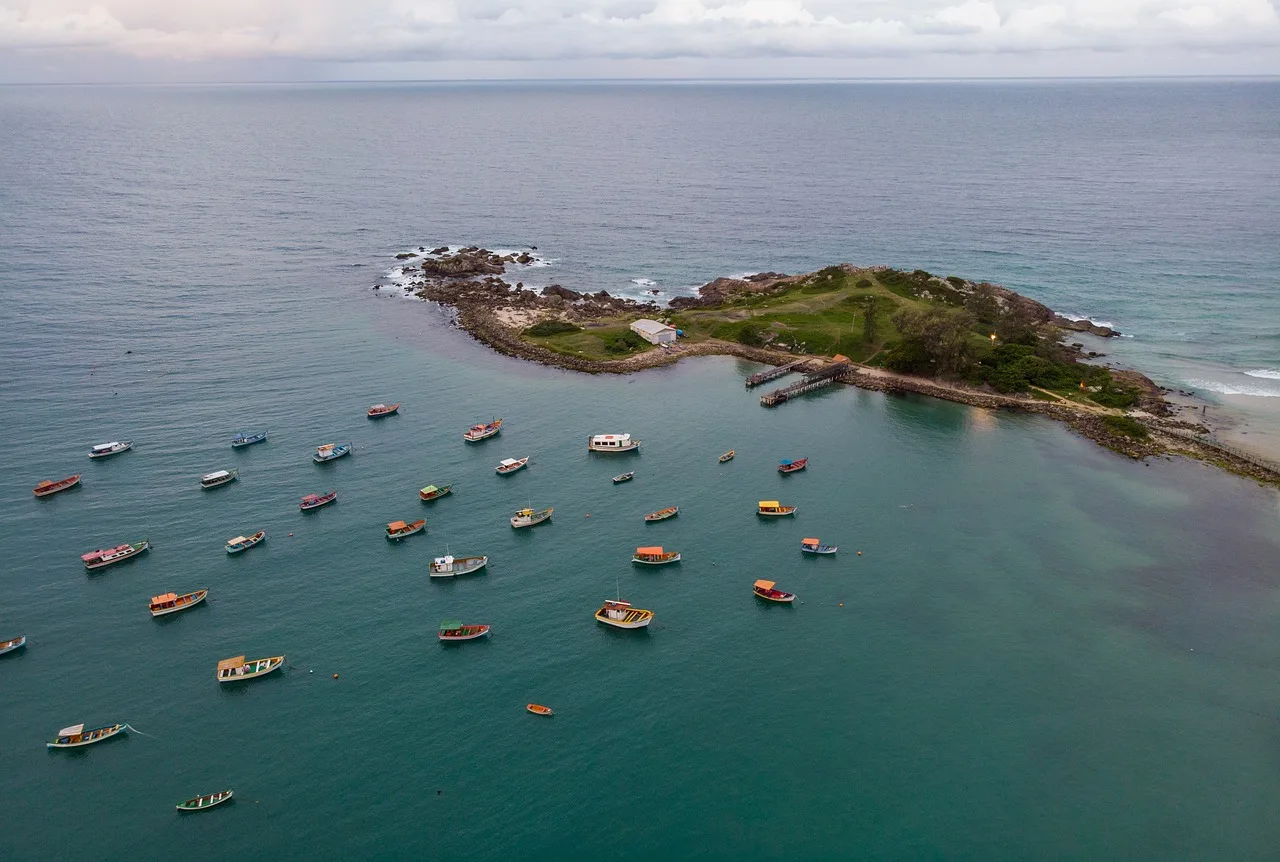 Ilha com porto e barcos no meio do mar
