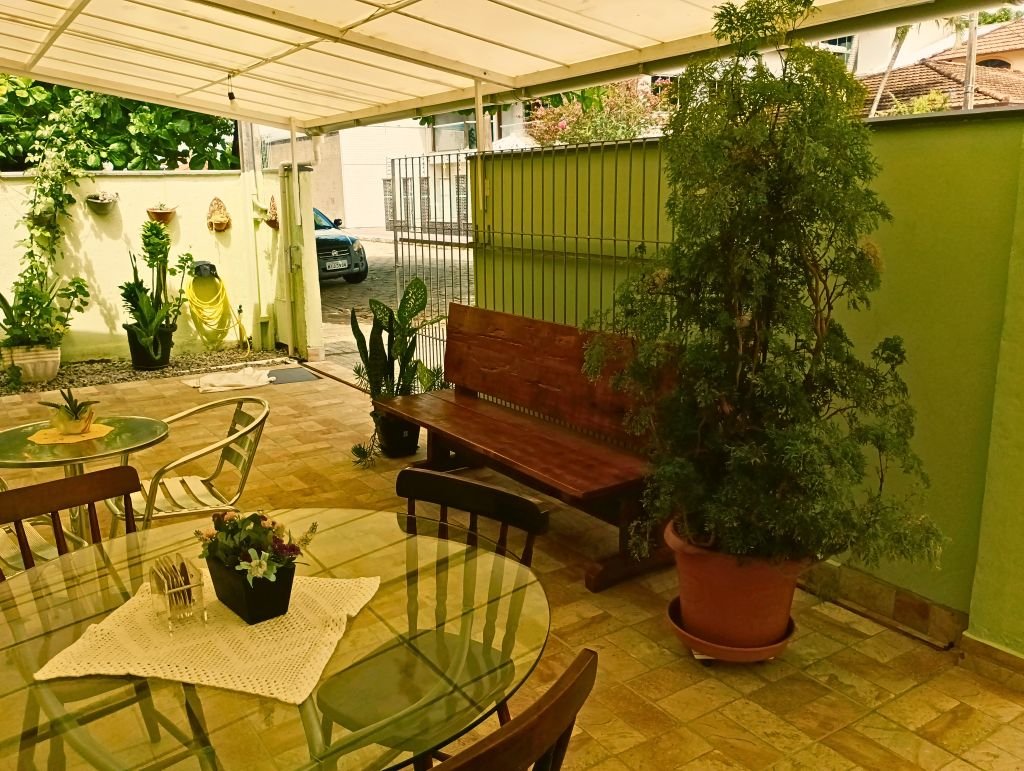 Area de lazer e espera com decorações de plantas e mesas para comer e conversar